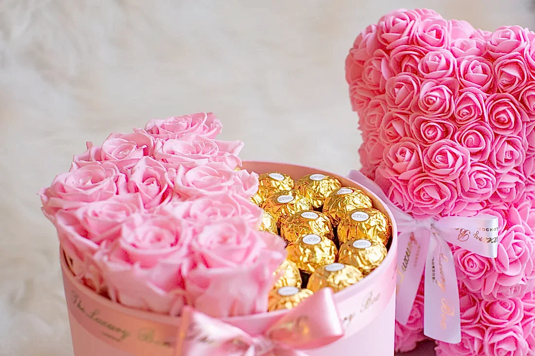 Valentine's Day Gift Set Infinity Roses and Rose bear and chocolate delivered in Uk