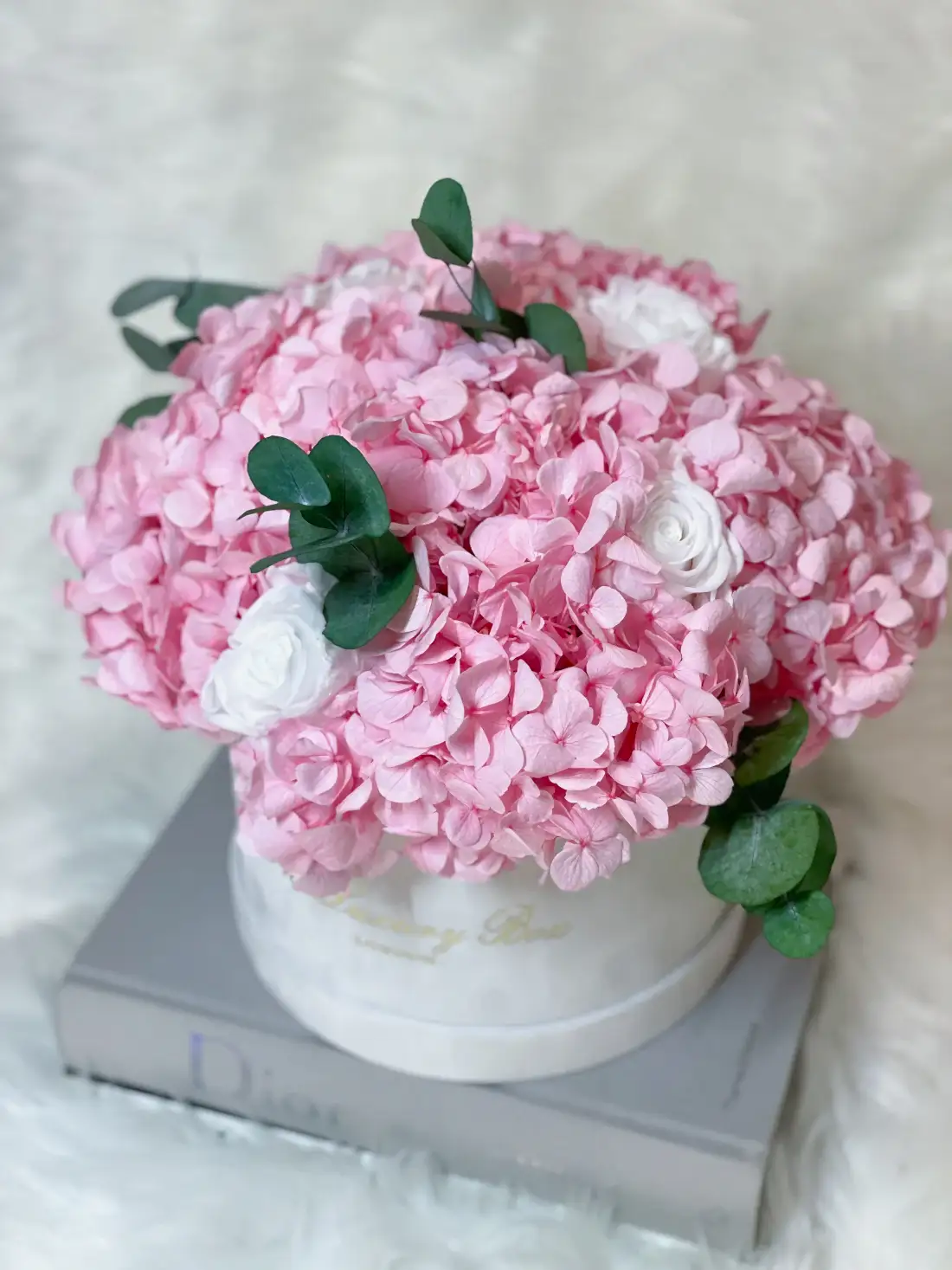 Preserved hydrangea and infinity roses bouquet. floral arrangement flower box for flower delivery 