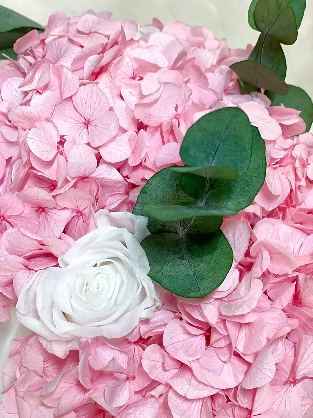 Preserved hydrangea and infinity roses bouquet. floral arrangement flower box for flower delivery 