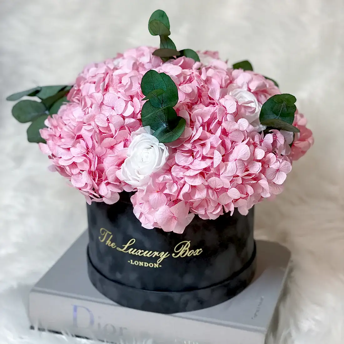 Preserved hydrangea and infinity roses bouquet. floral arrangement flower box for flower delivery 