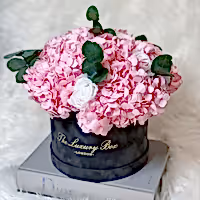 Preserved hydrangea and infinity roses bouquet. floral arrangement flower box for flower delivery